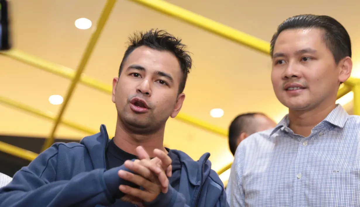 "Waduh masih jauh lah (Raja Bisnis). Masih belajar. Nama besar artis itu bikin ramai di awal. Tapi kalau ga diperhatiin bisa turun. Harus dimatengin semuanya," kata Raffi Ahmad di Baywalk, Pluit, Jakarta Utara, Senin (18/9). (Adrian Putra/Bintang.com)