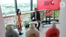 dr. Arini Widodo memeriksa kulit pasien di sela-sela talkshow vitual ZEN Antibacterial Soap di Jakarta (12/11/2021). Sejak PPKM mulai longgar data Indonesia Water Institute selama pandemi terjadi peningkatan 3 kali lipat kebiasaan mandi dan berpotensi tejadinya kulit kering. (Liputam6.com/HO/Randi)