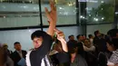Salah satu jurnalis yang tergabung dalam misi Global Sumud Flotilla 2.0 menunjukkan luka bekas kekerasan militer Israel saat tiba di pintu kedatangan Terminal 3 Bandara Internasional Soekarno-Hatta pada Minggu (24/5/2026) sore. (Kapanlagi.com/Budy Santoso)