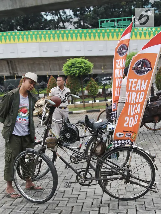 Peserta melakukan persiapan saat pelepasan kirab estafet IVCA 2018 di Museum Polri, Jakarta, Minggu (25/3). Komunitas Kosti melakukan Kirab IVCA 2018 sejauh 1.500 Kilometer dari pantai Anyer sampai Sanur Bali. (Liputan6.com/Herman Zakharia)