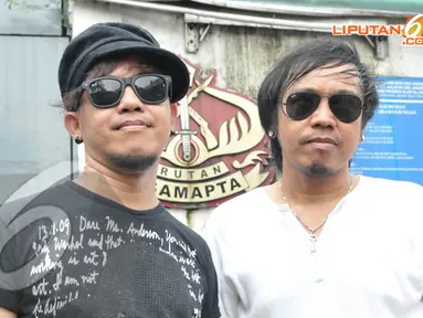 Ian Kasela dan Moldy menjenguk Dewi Perssik di Rutan Pondok Bambu, Jakarta Timur, Jumat (11/4/2014) (Liputan6.com/Panji Diksana).