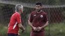 Pelatih Persija Jakarta, Ivan Kolev, berdiskusi dengan Jakhongir Abdumuminov saat latihan di Lapangan Sutasoma, Jakarta, Rabu (16/1). Ini merupakan latihan perdana yang dipimpin oleh Ivan Kolev. (Bola.com/Yoppy Renato)