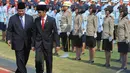 Sambil berbincang santai SBY dan jokowi berjalan bersama menuju gerbang Istana Negara, Jakarta, Senin (20/10/2014) (Liputan6.com/Herman Zakharia)
