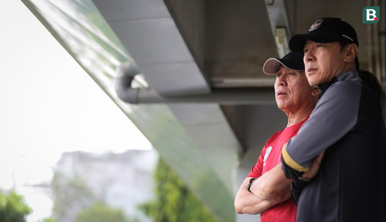 <p>Ketua Umum PSSI, Mochamad Iriawan (kiri) dan Pelatih Kepala Timnas Indonesia U-20, Shin Tae-yong memantau latihan terpusat untuk Piala Asia U-20 2023 yang berlangsung di Lapangan A, Kompleks Stadion Utama Gelora Bung Karno (SUGBK), Jakarta, Rabu (15/02/2023). Skuad berjuluk Garuda Nusantara akan melakukan pertandingan uji coba bertajuk Mini Turnamen 2023 dalam waktu dekat melawan Fiji, Guatemala, dan Selandia Baru pada 16 hingga 22 Februari 2023. (Bola.com/Bagaskara Lazuardi)</p>