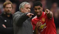 Pelatih Manchester United, Jose Mourinho memberikan instruksi kepada Marcus Rashford pada laga Premier League di Stadion Old Trafford, Manchester, Sabtu (10/3/2018). MU menang 2-1 atas Liverpool. (AFP/Oli Scarff)