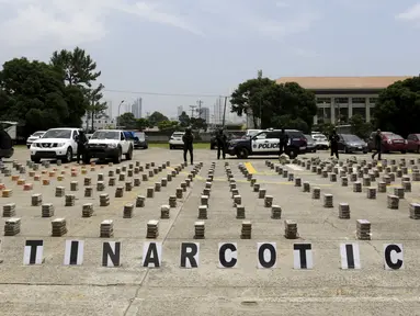 Ratusan paket kokain diperlihatkan saat menggelar barang bukti narkoba di Panama City, Senin (14/9/2015). Polisi menyita lebih dari 1.145 kg kokain dan mengamankan tiga orang. (REUTERS/Carlos JASSO)