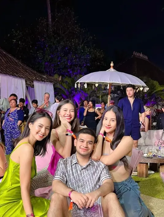 Aktris Aurelie Moeremans tampak hadir mengenakan dress hijau neon dengan detail high slit yang menawan. [Instagram/fadiljaidi]