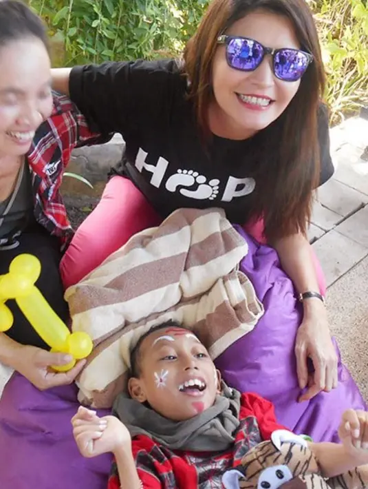 Meskipun dikenal sebagai artis papan atas, akan tetapi ia tidak pernah malu untuk berkomunikasi dengan orang-orang yang membutuhkan. (Foto: instagram.com/tamarableszynskiofficial)