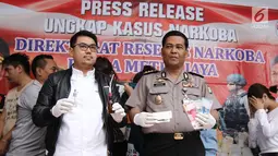 Kabid Humas Polda Metro Jaya, Kombes Pol Argo Yuwono menunjukkan barang bukti saat rilis narkoba di Ditresnarkoba Polda Metro Jaya, Jakarta, Selasa (18/7). (Liputan6.com/Herman Zakharia) 