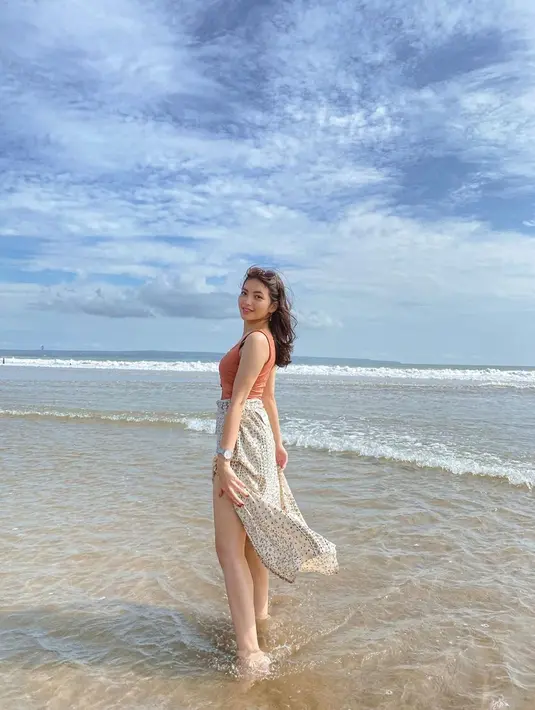 Pemilik nama lengkap Shania Gracia Harlan ini memiliki tinggi badan 161 cm. Potretnya saat di pantai ini memperlihatkan tubuh ideal dari Gracia. Tak heran, jika Gracia digadang-gadang akan menjadi selebritas Tanah Air usai lulus dari JKT48. (Liputan6.com/IG/@jkt48gracia)
