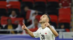 Pemain Irak, Osama Rashid, melakukan selebrasi setelah mencetak gol ke gawang Indonesia pada laga perdana Grup D Piala Asia 2023 di Ahmed bin Ali Stadium, Senin (15/01/2024). (AFP/Karim Jaafar)
