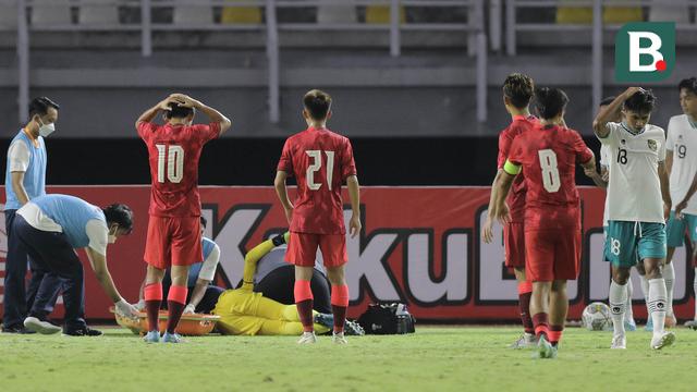 Foto: Momen Tegang dan Mencekam saat Kiper Timnas Indonesia U-20 Cahya Supriadi Alami Cedera dan Ditandu Menuju Ambulans