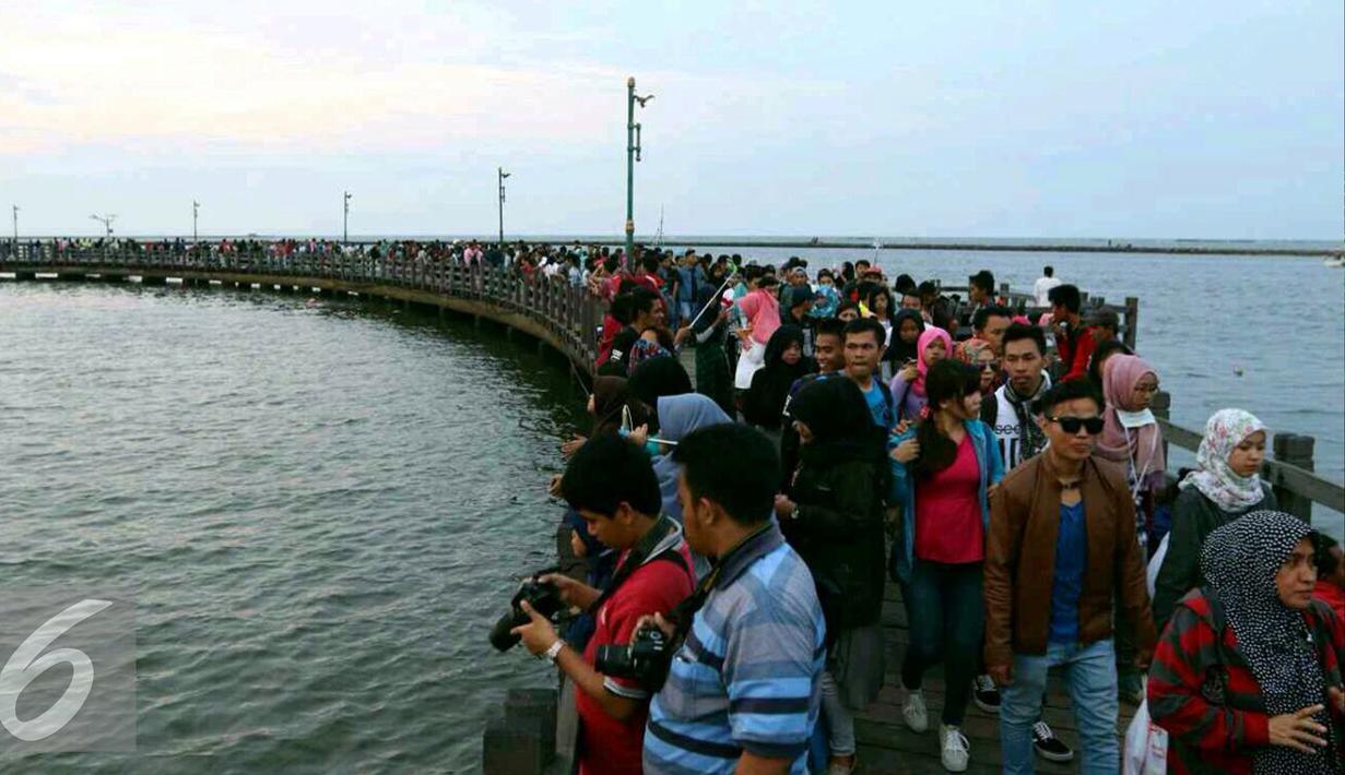 Ribuan masyarakat memadati kawasan pantai Ancol, Jakarta, Sabtu (31/12). Kawasan Ancol menjadi tempat favorit masyarakat untuk menikmati pergantian malam tahun baru 2016 menuju 2017 di Jakarta. (Liputan6.com/Angga Yuniar)