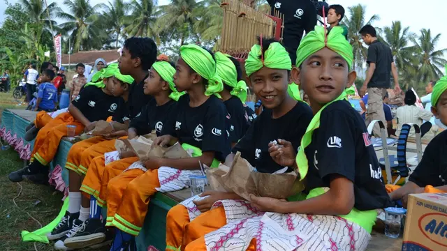 Santri-santri Ponpes El Bayan Majenang, Cilacap, usai pentas seni kentongan. (Foto: Liputan6.com/Muhamad Ridlo)