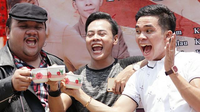 Di Tengah Kesibukan Bermusik Eko Mega Bintang Santuni Anak Yatim Showbiz Liputan6 Com