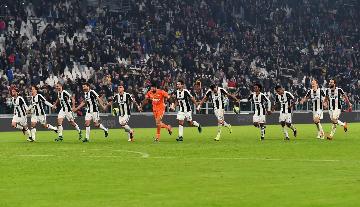 Pemain Juventus merayakan kemenangannya setelah pertandingan melawan Napoli di liga Italia Seri A, Turin, Italia (29/10). Kemenangan Juve memantapkan posisinya di puncak klasmen sementara Seri A. (AFP/Giuseppe Cacace)