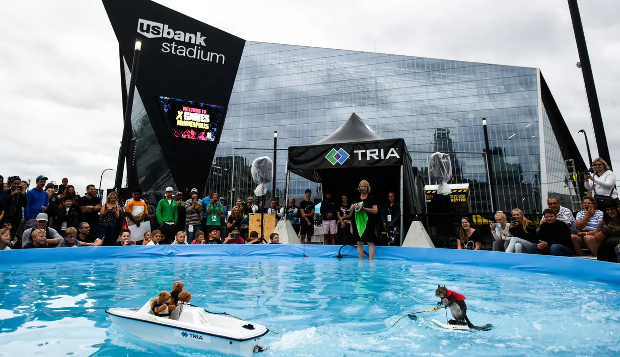 Penonton menyaksikan aksi tupai bernama Twiggy saat bermain ski air di luar US Bank Stadium sebagai bagian dari X Fest di Minneapolis, Amerika Serikat, Kamis (19/7). (Aaron Lavinsky/Star Tribune via AP)
