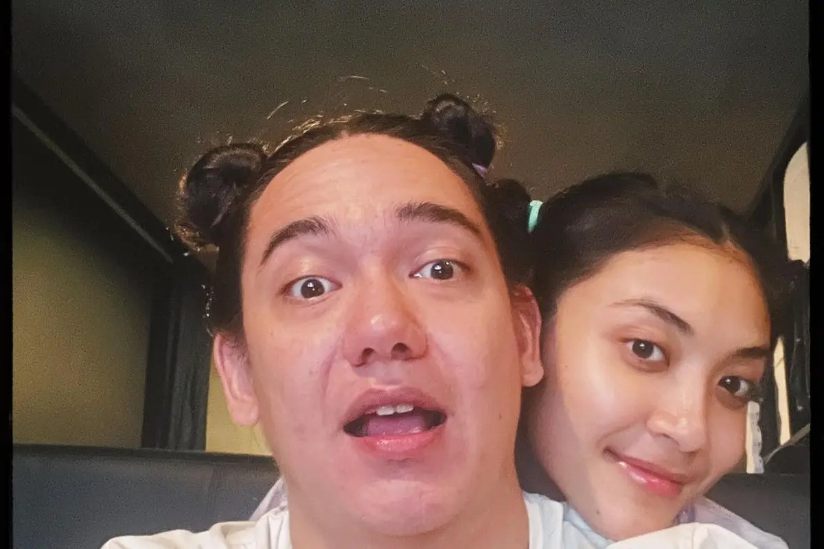 [Fimela] Potret romantisme Adipati Dolken dan Canti Tachril