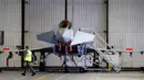 Tampilan pesawar jet Eurofighter Typhoon yang dijajal Pangeran William saat berkunjung ke RAF Coningsby di Lincolnshire, Inggris, Rabu (7/3). (PHIL NOBLE/POOL/AFP)