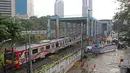 Suasana pembangunan proyek Stasiun Sudirman Baru di Jakarta, Minggu (23/7). Proyek tersebut merupakan salah satu dari 5 stasiun yang dibangun khusus untuk menunjang Kereta Bandara Soetta. (Liputan6.com/Immanuel Antonius)