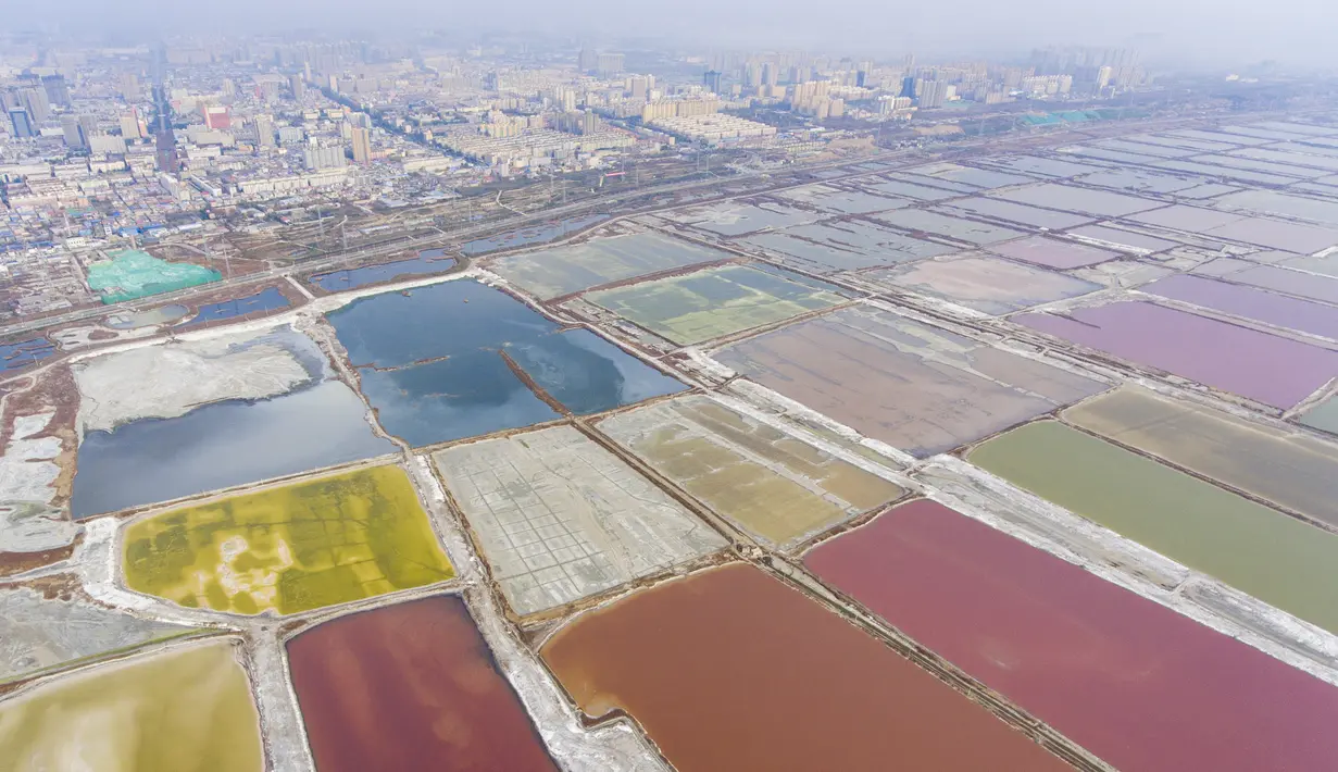 Foto dari udara yang diabadikan pada 3 Desember 2020 ini menunjukkan pemandangan danau garam di Kota Yuncheng, Provinsi Shanxi, China utara. (Xinhua/Yang Chenguang)