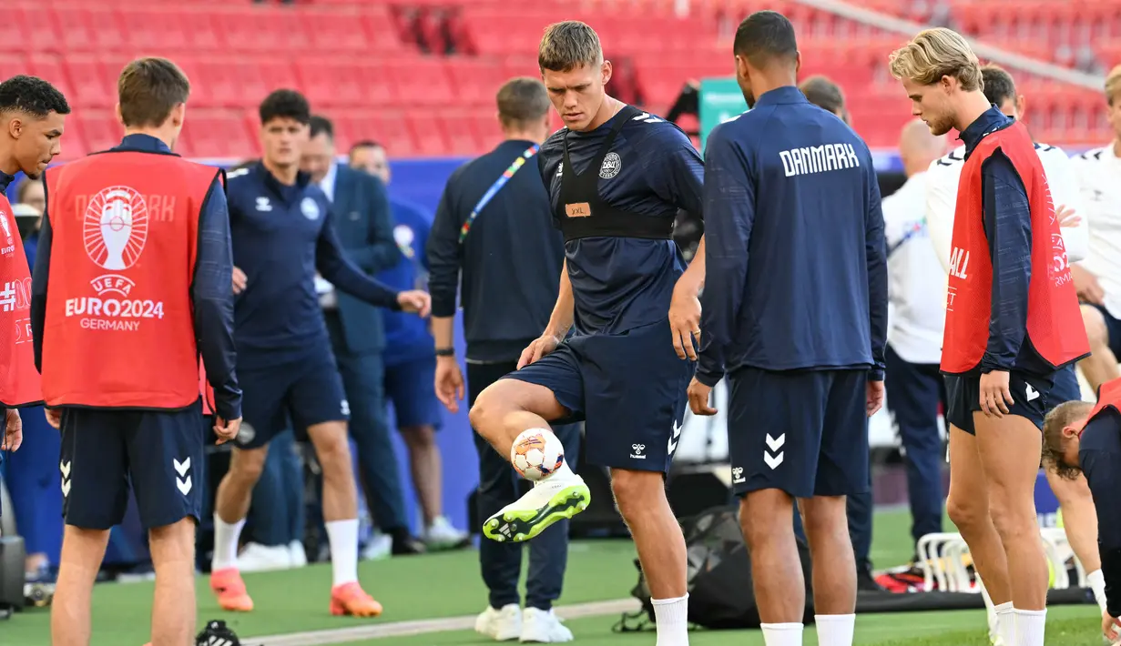 

<p>Dinamit Denmark seharusnya bisa memanfaatkan laga pertama ini untuk mengamankan posisinya dengan raihan tiga poin sebelum bertemu Inggris pada Kamis (20/6).  (THOMAS KIENZLE/AFP)</p>
<p>” class=”js-lazyload read-page–photo-tag–slider__picture-lazyload” data-template-var=”image”/></picture>
<div class=