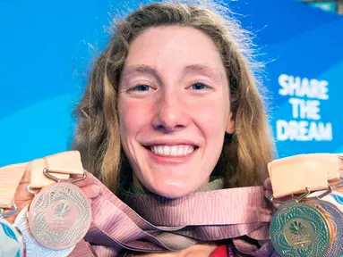 Ruck Taylor asal Kanada tersenyum saat menunjukkan delapan medali renangnya di Commonwealth Games 2018 di Gold Coast, Australia (10/4). Perenang 17 tahun ini sukses meraih delapan medali pada kejuaraan tersebut. (AP Photo/Ryan Remiorz)