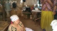 Rahman, pegiat batik Klampar, sedang menyaksikan pembuatan batik motif Sarimi. (Liputan.com/musthofa Aldo)