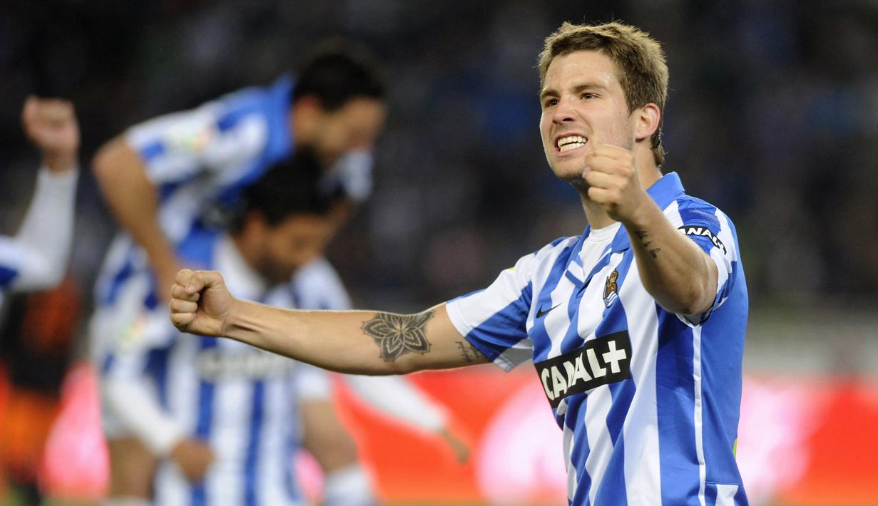 Inigo Martinez. Bek tengah jebolan Akademi Real Sociedad ini total 6,5 musim memperkuat Real Sociedad mulai 2011/2012 dan tampil dalam 239 laga dengan torehan 17 gol dan 6 assist. Pada tengah musim 2017/2018 ia dilepas ke Athletic Bilbao dengan nilai 32 juta euro. (AFP/Ander Gillenea)