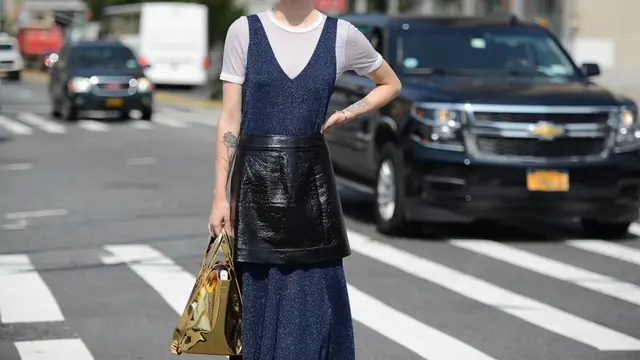 Untuk Outfit Malam Minggu, Ini 5 Tips Pakai Patent Leather Skirt