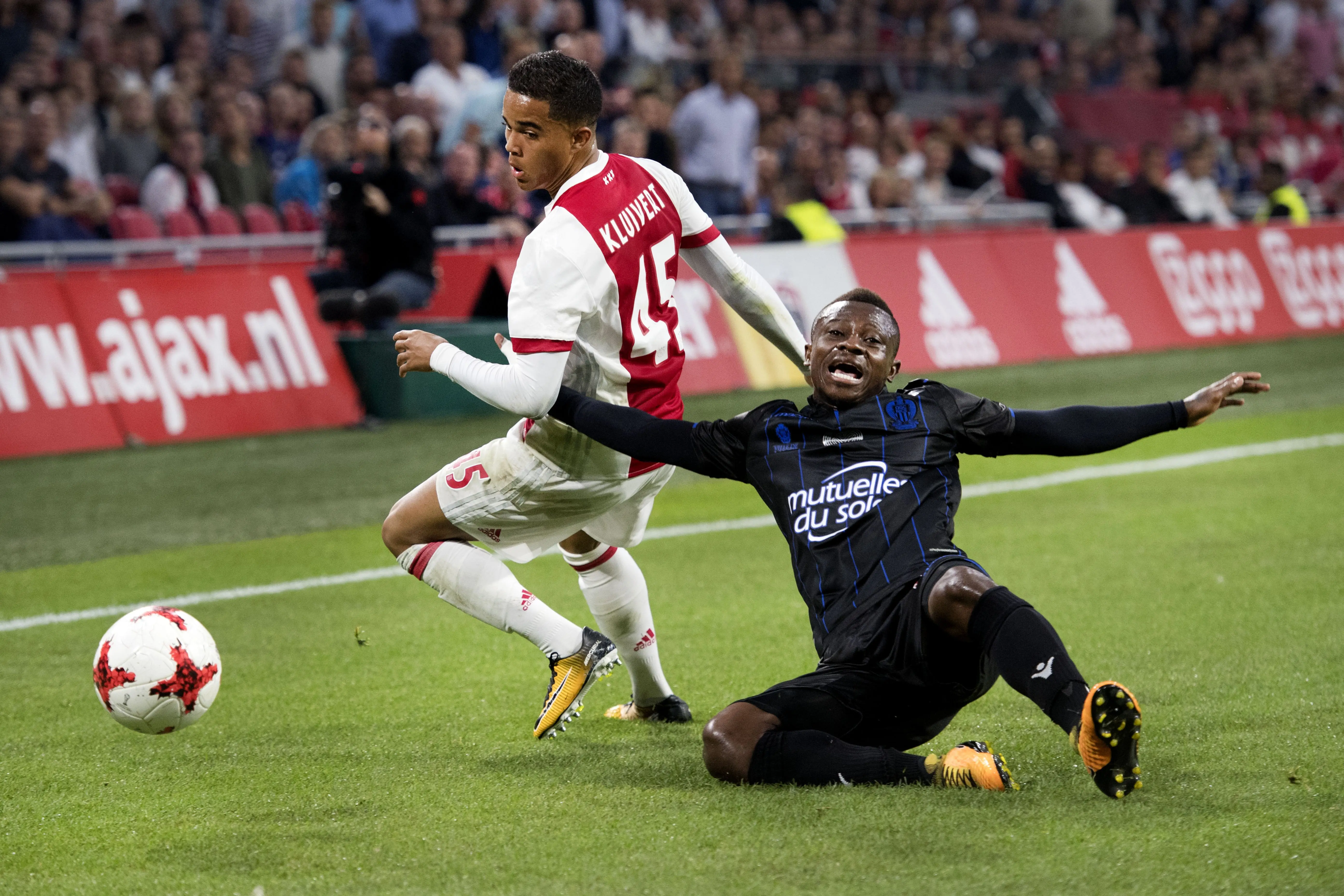 Justin Kluivert (kiri) bersama Ajax Amsterdam. (AFP/Olaf Kraak)