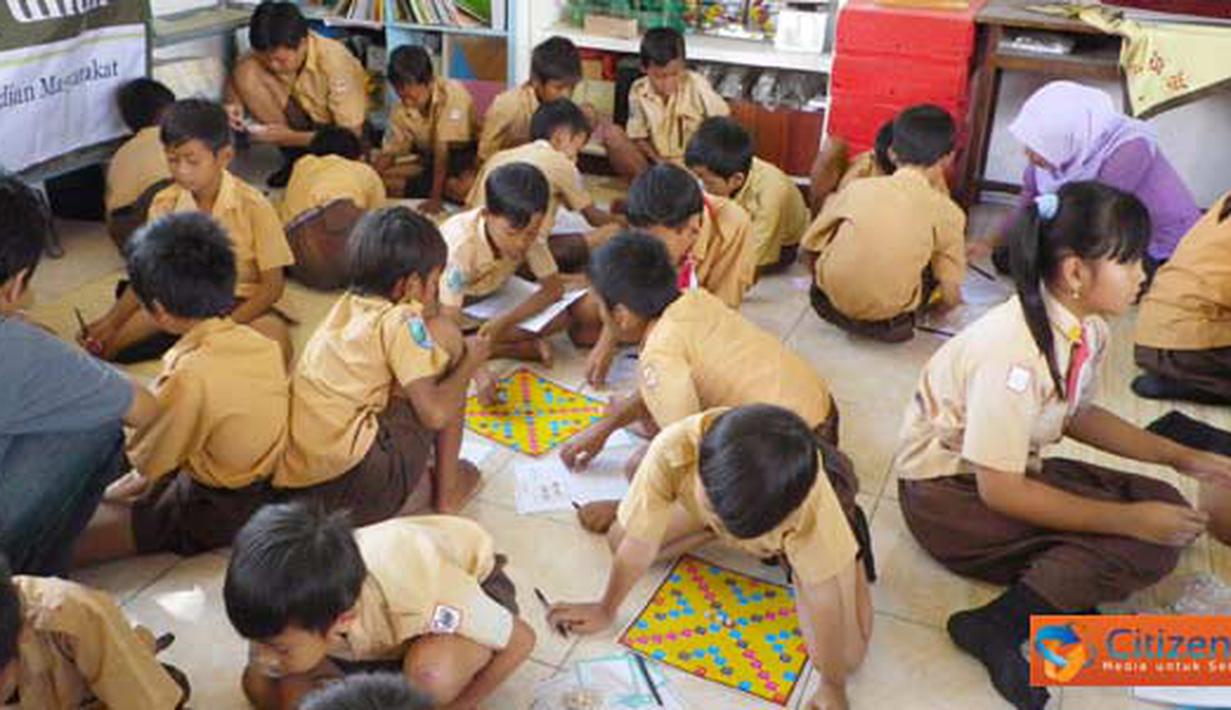 Citizen6, Surabaya: Mahasiswa ITS, Jurusan Teknik Kimia, dalam program kreatifitas mahasiswa pengabdian masyarakat (PKMM) membuat permainan yang bernama Jaws (Javanesse World Scrabble).(Pengirim: Widhy Roviantika)