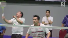 Menteri Perencanaan Pembangunan Nasional/Kepala Bappenas Bambang Brodjonegoro (kiri) memukul kok saat bermain bulutangkis bersama peraih medali emas Olimpiade Sydney 2000 Chandra Wijaya (kanan) di Serpong (21/12). (Liputan6.com/Pool/Bappenas)