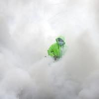 Pekerja yang mengenakan pakaian pelindung mendisinfeksi sebuah desa sebagai tindakan pencegahan terhadap penyebaran COVID-19 di Manila, Filipina, Senin (15/3/2021). Kementerian Kesehatan Filipina melaporkan lonjakan kasus COVID-19 selama lebih dari seminggu. (AP Photo/Aaron Favila)