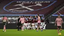 Pemain West Ham United Declan Rice (tengah) merayakan dengan rekan satu tim usai mencetak gol ke gawang Sheffield United pada pertandingan Liga Inggris di London Stadium, London, Inggris, Senin (15/2/2021). West Ham United menang 3-0. (Glyn Kirk/Pool via AP)