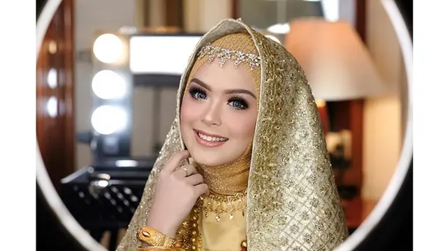 7 Pesona Vebby Palwinta dalam Balutan Busana Pengantin, Diduga Lamaran