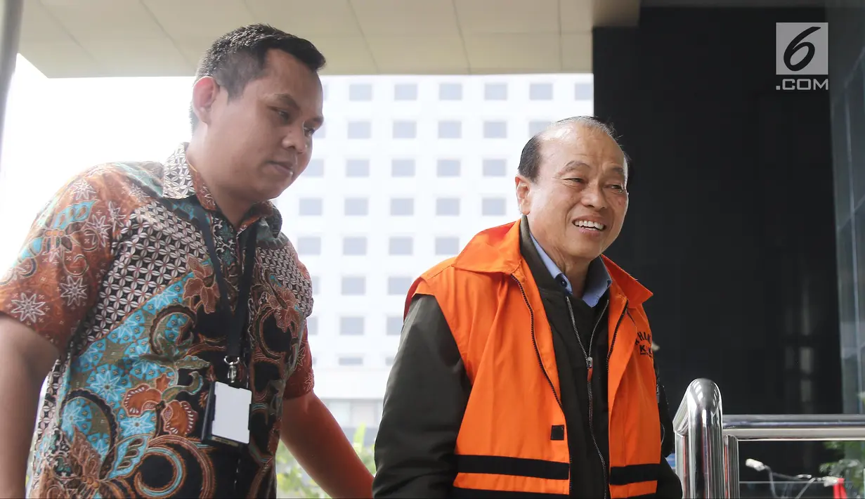 Tersangka Direktur PT Moderna Teknik Perkasa, Susilo Prabowo (kanan) tiba di Gedung KPK, Jakarta, Kamis (2/8). Susilo kembali diperiksa terkait dugaan suap proyek infrastruktur di Kabupaten Tulungagung dan Kota Blitar. (Liputan6.com/Herman Zakharia)