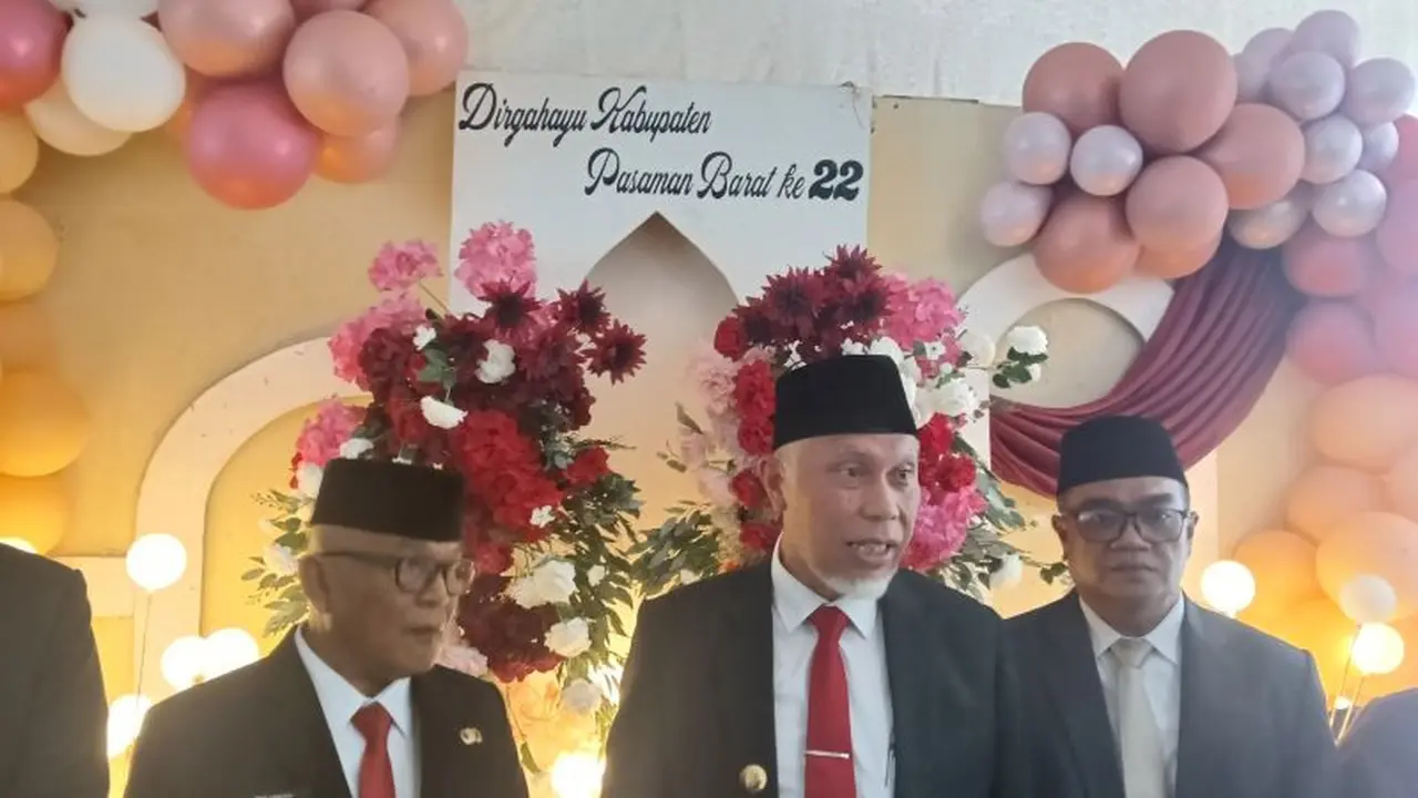 Gubernur Sumbar Mahyeldi (tengah)