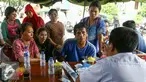 Petugas Kelurahan Penjaringan memberikan penjelasan kepada warga penguni pasar ikan yang akan dibongkar, Jakarta, Rabu (30/3). Sebanyak 310 rumah yang berada di pasar ikan akan dibongkar pemprov DKI Jakarta. (Liputan6.com/Yoppy Renato)