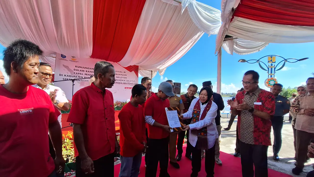 Menteri Sosial (Mensos) Tri Rismaharini menyerahkan bantuan berupa 51 kapal 5 GT kepada nelayan di Kabupaten Bangka dan Bangka Selatan, Provinsi Bangka Belitung, Selasa (4/7/2023).