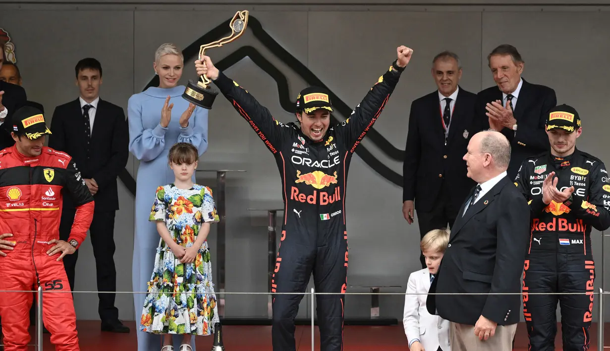Reaksi pebalap Red Bull, Sergio Perez saat menjuarai Formula 1 GP Monako 2021 pada 29 Mei 2021. Ini menjadi kemanangan ketiga Perez di ajang balap jet darat tersebut. (AFP/Loic Venance)