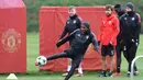 Bek Manchester United, Ashley Young, menendang bola saat berlatih di kompleks latihan dekat Carrington, Manchester, Selasa (21/11/2017). MU akan melawan Basel pada lanjutan Liga Champions. (AFP/Paul Ellis)