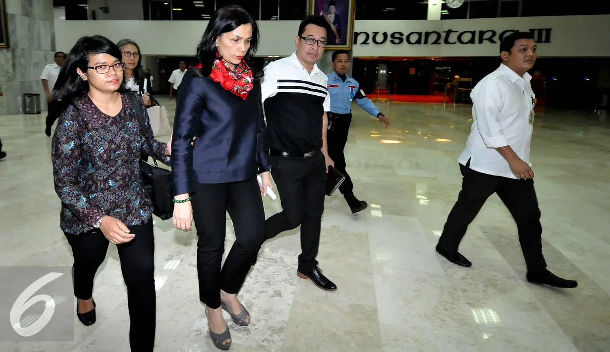 Istri Ketua DPD Irman Gusman, Liestyana Rizal Gusman usai memberikan keterangan pers di Gedung Nusantara III, Kompleks Parlemen, Senayan, Jakarta, Selasa (20/9). (Liputan6.com/Johan Tallo)