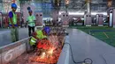 Pekerja mengerjakan proyek Terminal 3 Ultimate Bandara Soekarno-Hatta, Tangerang, (8/6). Angkasa Pura II (Persero) berencana mengoperasikan terminal 3 ultimate Bandara Internasional Soekarno-Hatta pada 20 Juni. (Liputan6.com/Angga Yuniar)