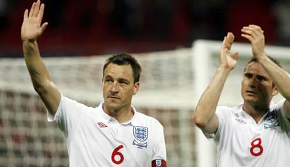 Kapten Inggris, John Terry (kiri) bersama midfielder Frank Lampard memberi salut ke fans setelah partai kualifikasi PD versus Andorra, di Stadion Wembley pada 10 Juni 2009. AFP PHOTO/Glyn Kirk