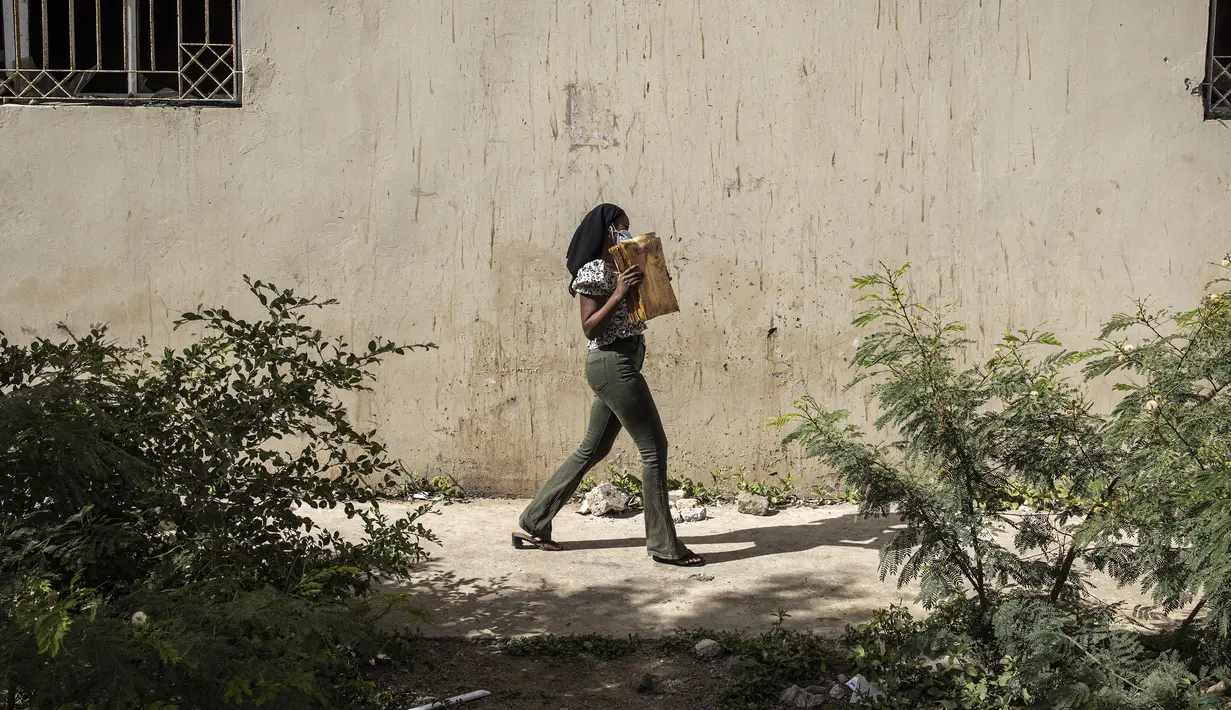 Sekolah berubah menjadi medan perang di mana sekelompok pemuda melempari polisi dengan batu. Polisi merespons dengan menggunakan gas air mata. (JOHN WESSELS / AFP)