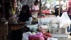 Pedagang Pasar tradisional Kalimalang Cakung Barat menata barang dagangannya di Jakarta Timur, Senin (4/9/2023). (merdeka.com/Imam Buhori)