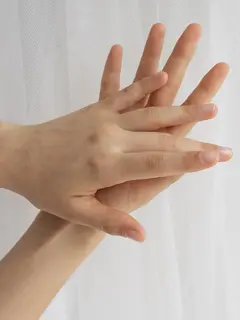 Finger stretch merupakan cara sederhana yang cukup efektif untuk meningkatkan kemampuan fleksibilitas pada bagian tangan hingga jari. (Foto/dok: Freepik)