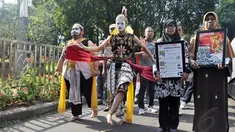 Belasan orang korban pelanggaran HAM, bersama KontraS mendatangi Rumah Transisi, Jakarta, Kamis (28/4/14). (Liputan6.com/Miftahul Hayat) 