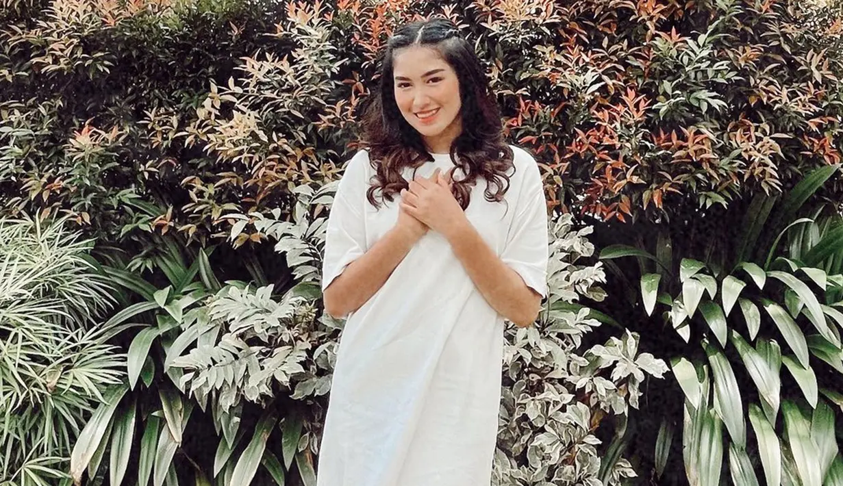 Melalui akun Instagram, Ochi Rosdiana cukup aktif mengunggah gaya OOTD di berbagai kesempatan. Outfit berwarna putih juga sering terlihat digunakan olehnya. (Liputan6.com/IG/@ochi24)